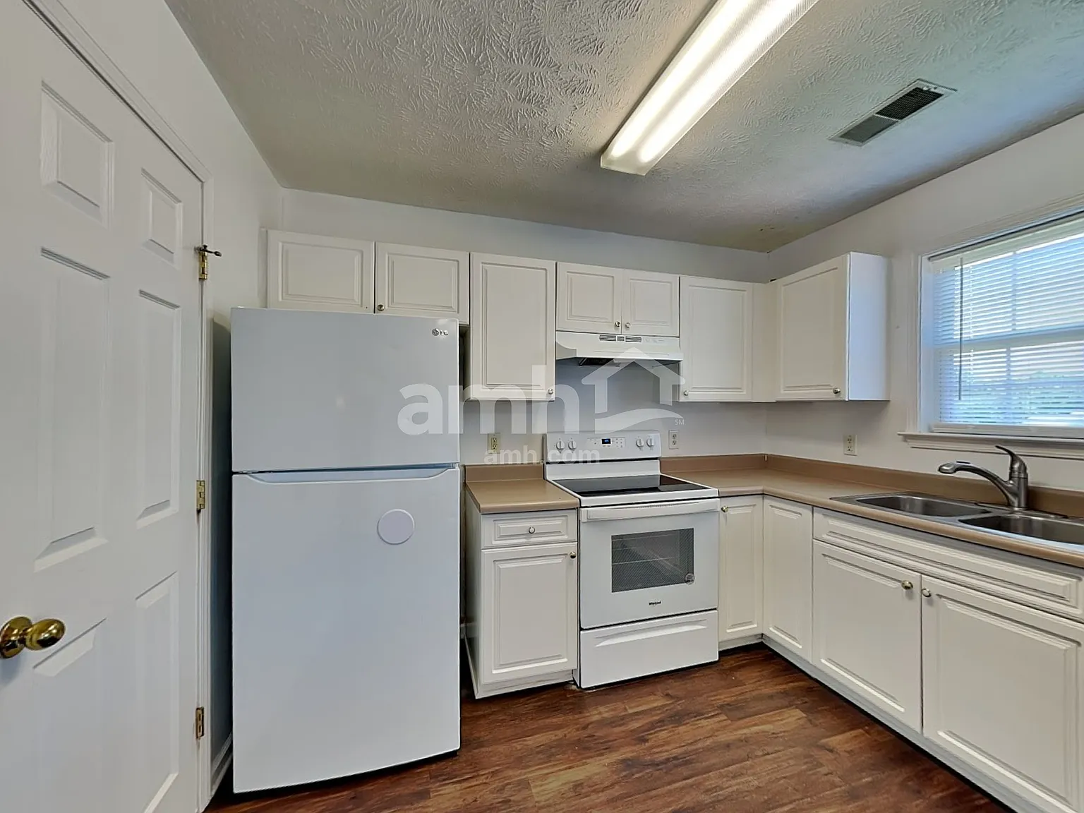 3 bed, 2.5 bath, 1400 sqft, $2,035 — Photo 3