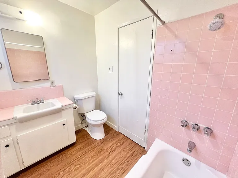 Top-Floor 1 Bedroom in Quiet Bluff Heights Courtyard Complex — Photo 9