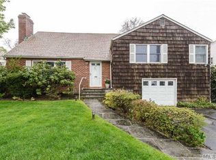 23 Plymouth Rd, Port Washington, NY 11050