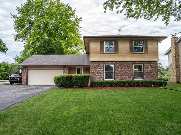 2215 De Carlin DRIVE, Brookfield, WI 53045