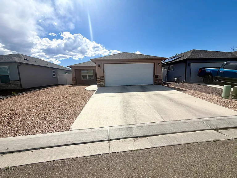 579 Redwing Ln — Photo 2