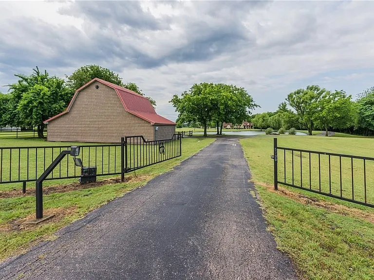 5739 FM 1461 — Photo 28