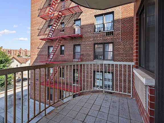 4th image of 172-16 Jamaica Ave #402