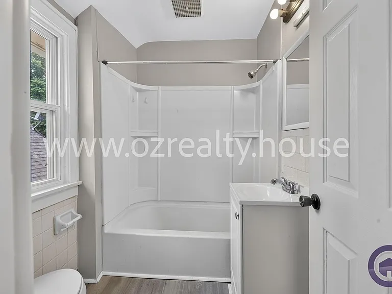 2034 Berkshire Pl — Photo 12
