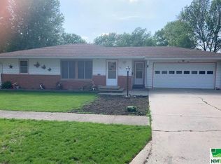 221 N 7th Ave, Sheldon, IA 51201