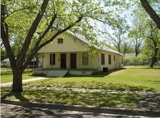 914 W 7th St, Clifton, TX 76634