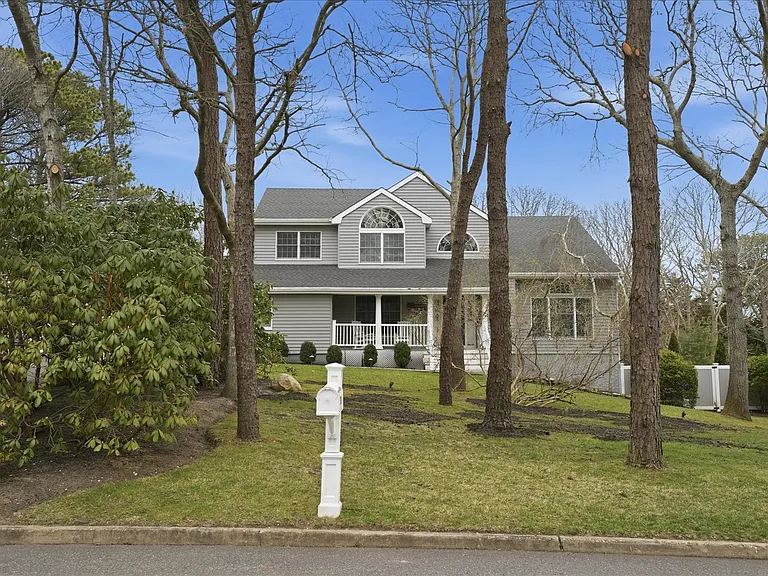20 Stuart Ct — Photo 2