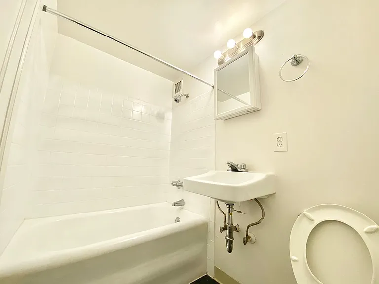 Burlingame Apartments — Photo 11