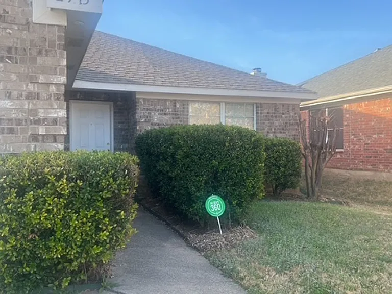 2913 Vicksburg Ln — Photo 2