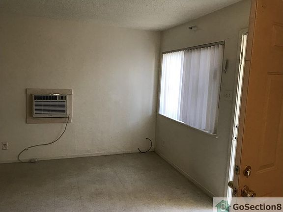 3rd image of 925 W University Ave APT 6