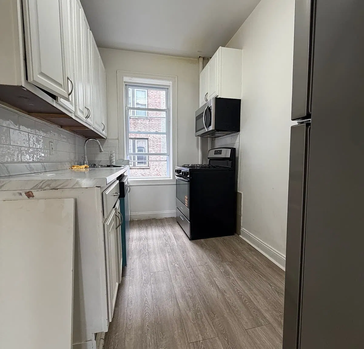 3 bed, 1000 sqft, $2,350 — Photo 2