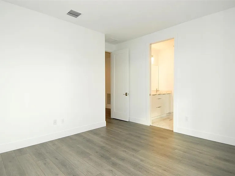 1435 SW 23rd St — Photo 23