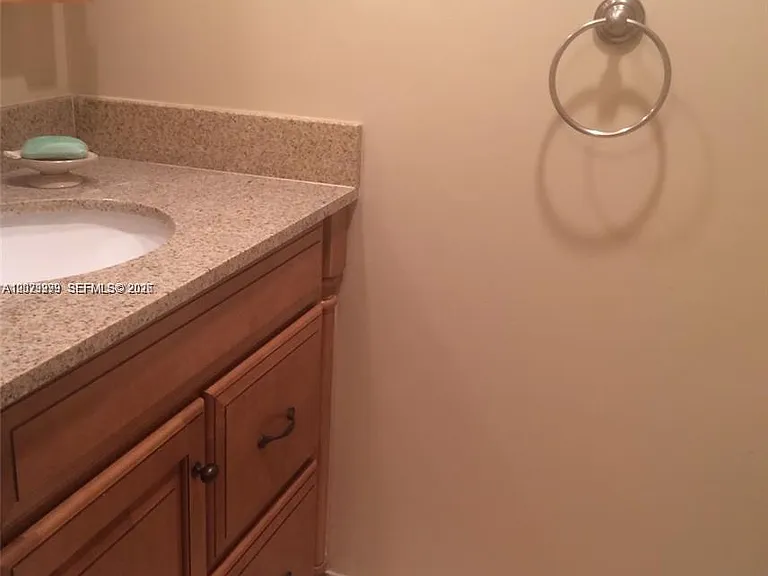 1000 Parkview Dr #426 — Photo 8