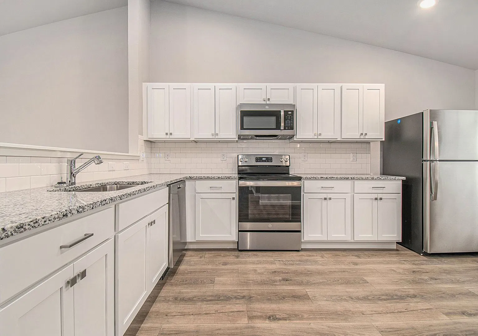 1 Month FREE Rent! Applied to Your First Full Month. Terms & Conditions Apply. — Photo 2