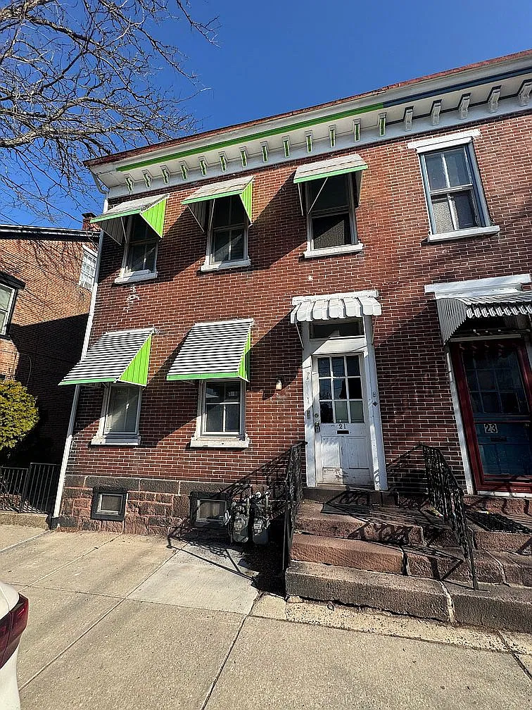 3 bed, 900 sqft, $1,930 — Photo 1