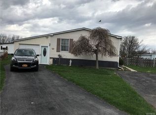 328 Applewood Dr, Lockport, NY 14094