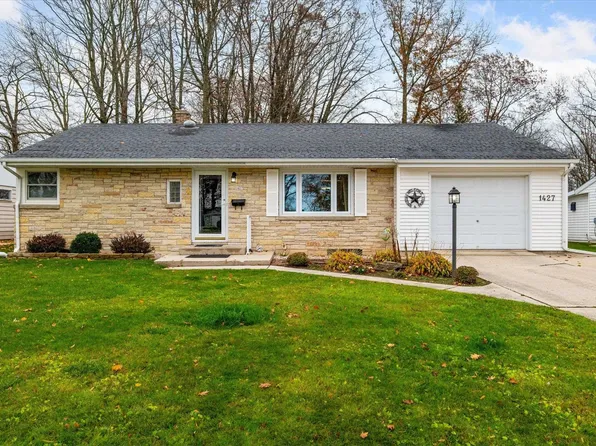 1427 N 23rd St, Manitowoc, WI 54220