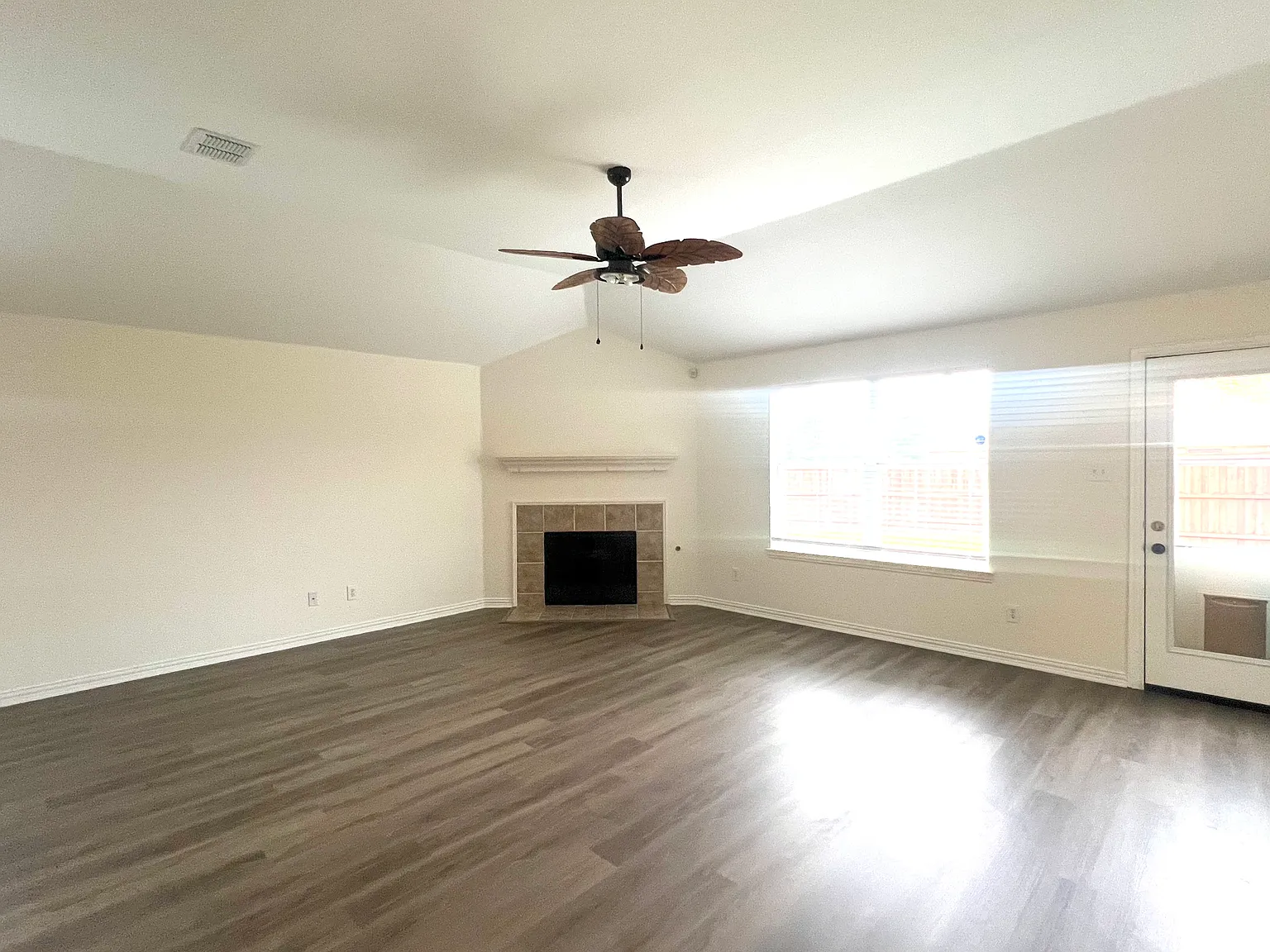 3 bed, 1832 sqft, $2,350 — Photo 2