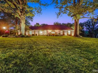 1897 Point Oak Rd, Saint Louis, MO 63131