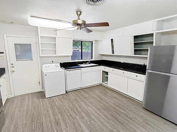 2nd image of 405 Glade St