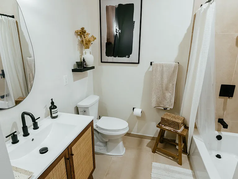Bathroom w/Tub