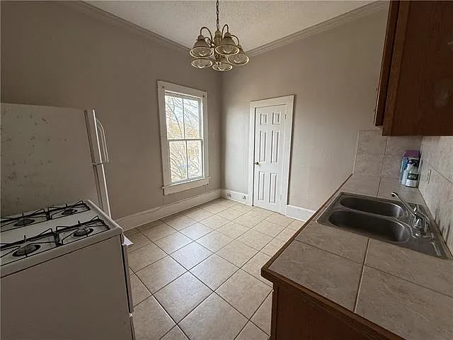 208 E Charles St #7 — Photo 4