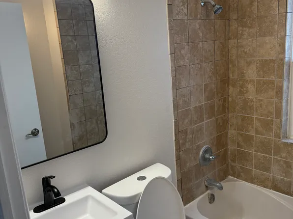 S76W18119 Janesville Rd, Muskego, WI 53150