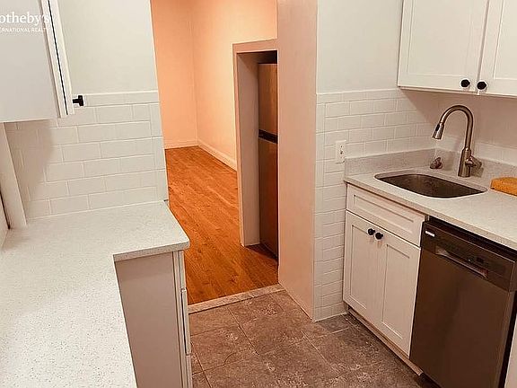 4th image of 276 W 71st St #2