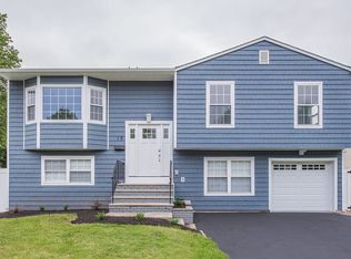 16 Heidi Dr, Fords, NJ 08863