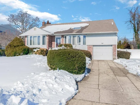 22 Tioga Dr, Jericho, NY 11753