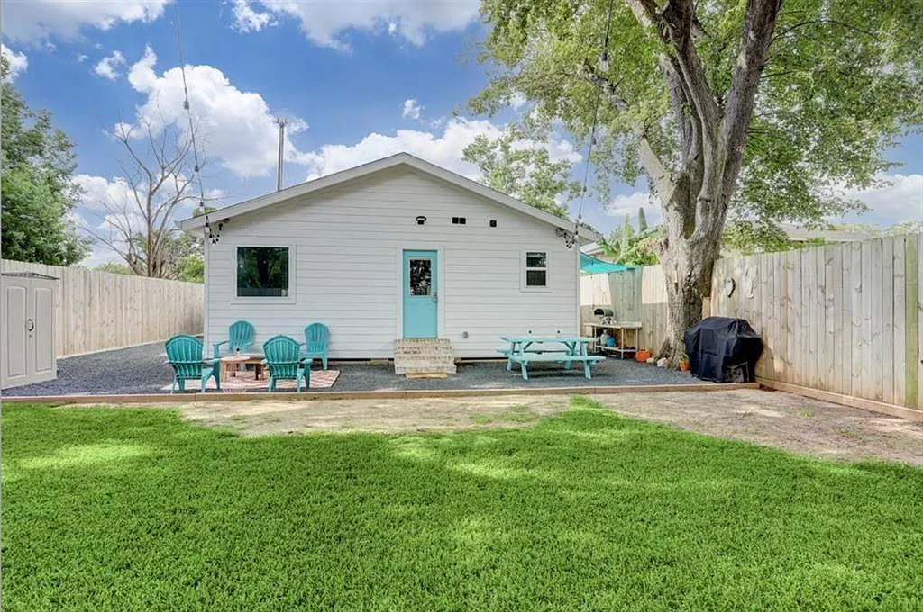 3 bed, 2.0 bath, 1680 sqft, $2,600 — Photo 2