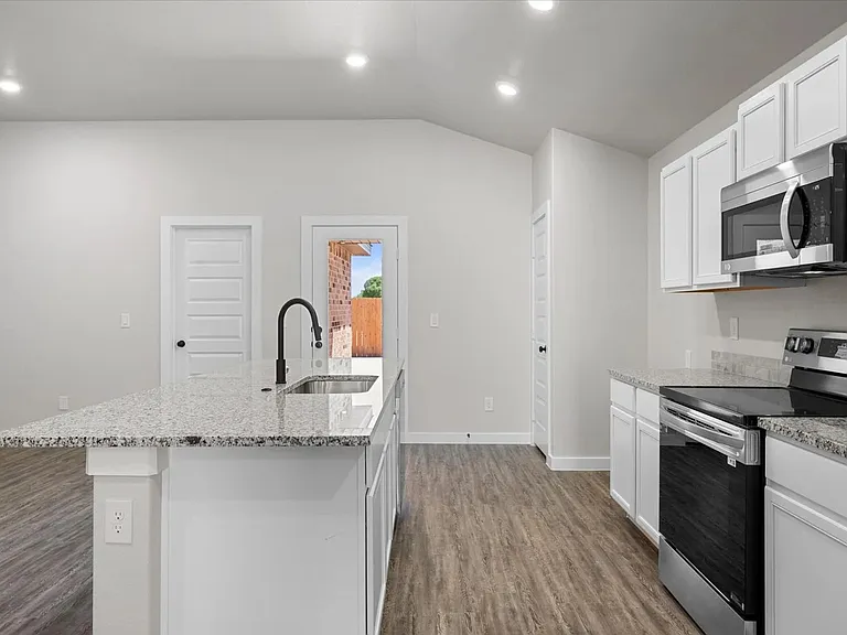 2028 Kenwood Ave — Photo 3
