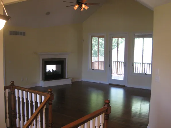 916 Overhill Rd, Manhattan, KS 66503