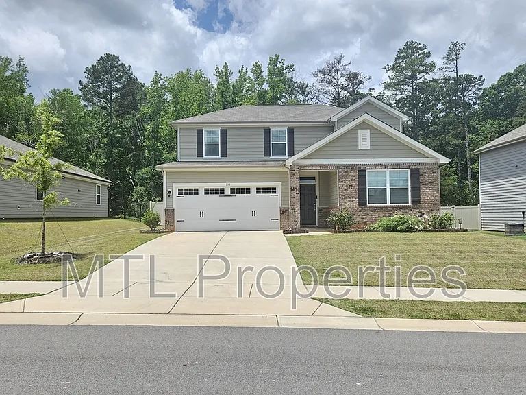 195 Bezelle Ave — Photo 1