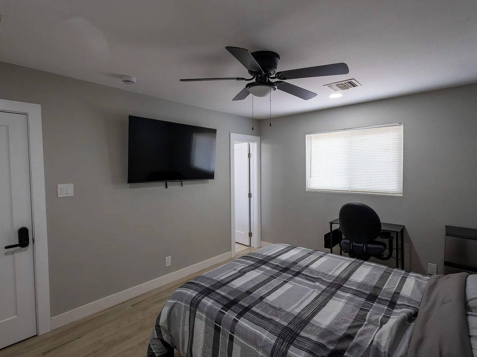 4 bed, 3.0 bath, 1600 sqft, $1,269 — Photo 2