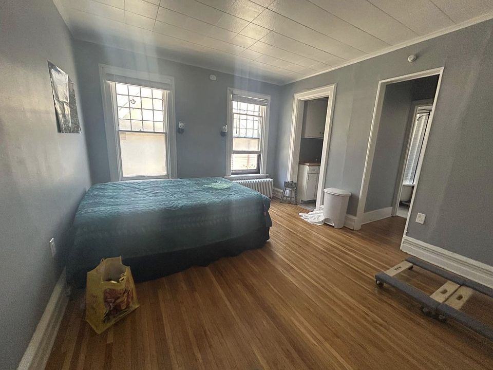 2nd image of 264 Alexander St APT 5
