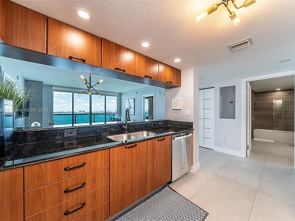 4th image of 1800 N Bayshore Dr APT 2105