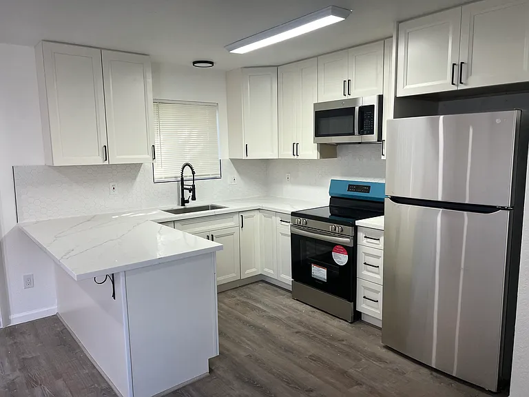 1015 W 9th St #10 — Photo 3