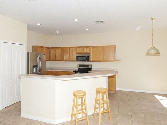 Open Kitchen, Breakast bar and nook!