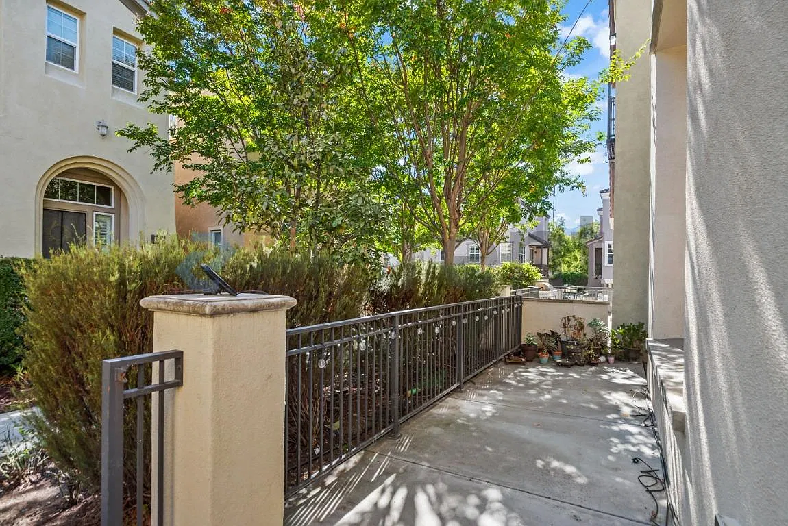 3 bed, 1890 sqft, $5,900 — Photo 3