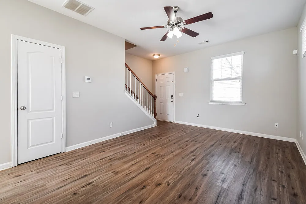 3 bed, 2.5 bath, 1360 sqft, $1,890 — Photo 3
