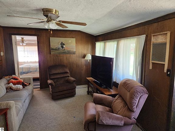 3rd image of 1823 N Court Dr