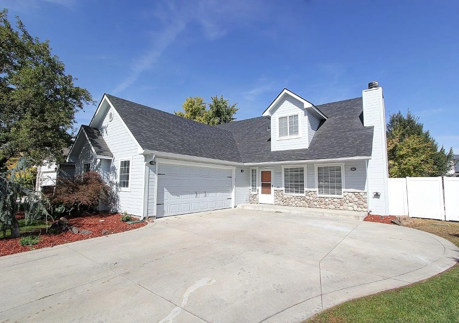 Spacious Home Nestled on Cul-de-Sac — Photo 1