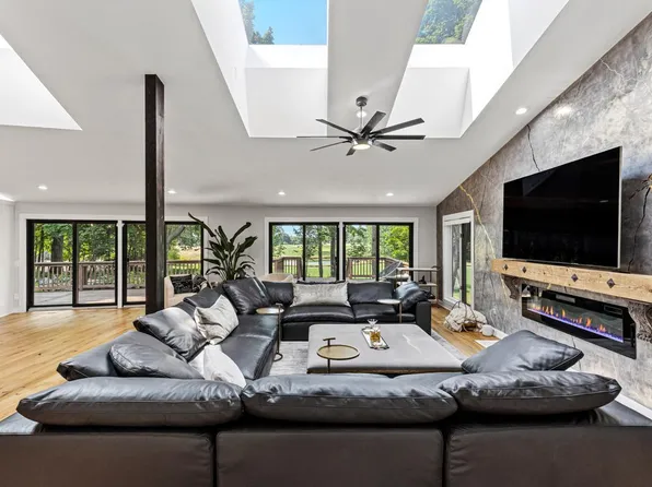 10759 Mount Curve Rd, Eden Prairie, MN 55347