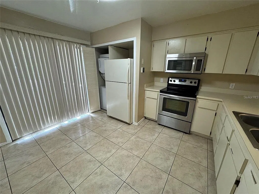 3 bed, 2.5 bath, 1822 sqft, $2,500 — Photo 4