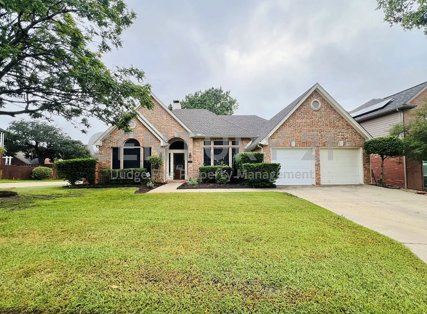Inviting 4/2/2 Situated on Corner Lot in Highland Village For Rent! — Photo 1