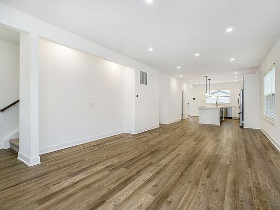 5th image of 1056 W 18th St #Ohaqbx
