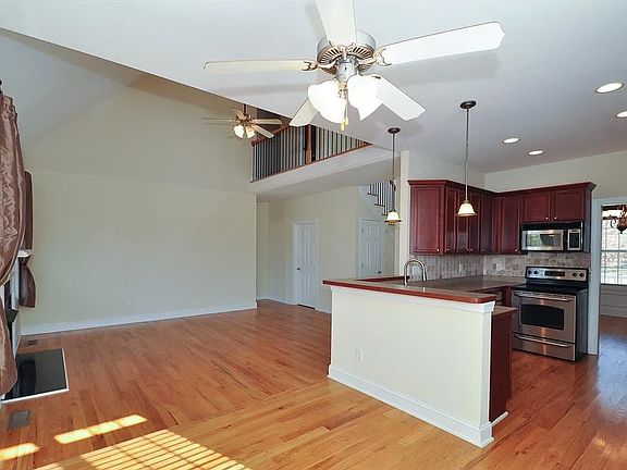 4th image of 99 Carolina Oaks Ave