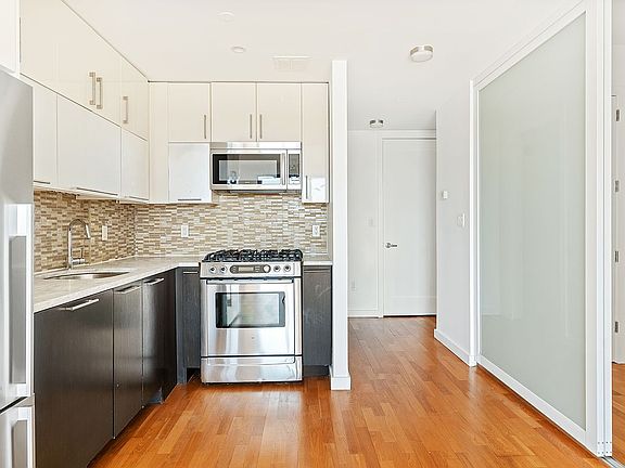 4th image of 500 4th Ave APT 8G
