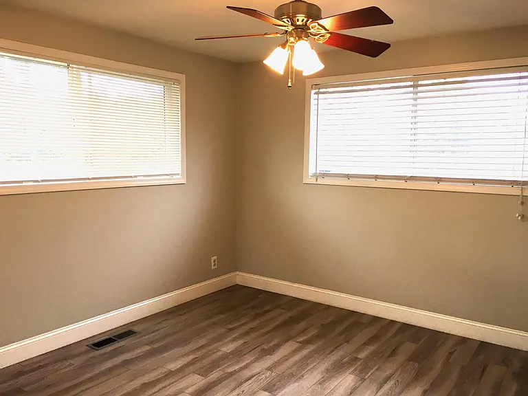 4000 Lakeside Dr — Photo 22